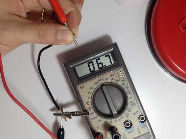 Medindo um fio de cobre com o multímetro