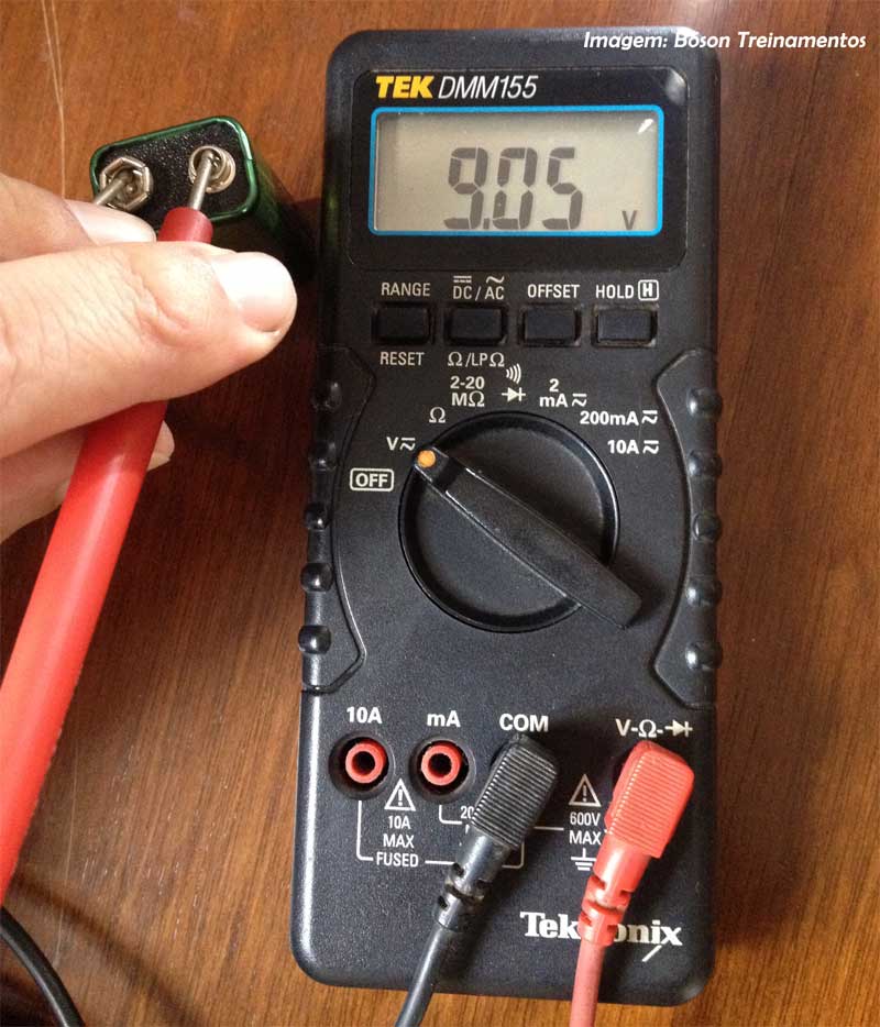 Multimetro medindo tensão elétrica - Tektronix