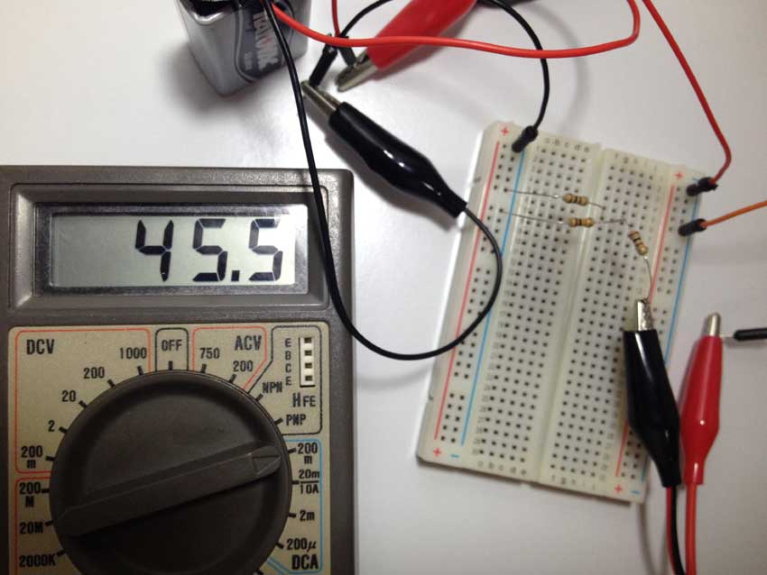 Medindo a corrente elétrica em R1 com o multímetro