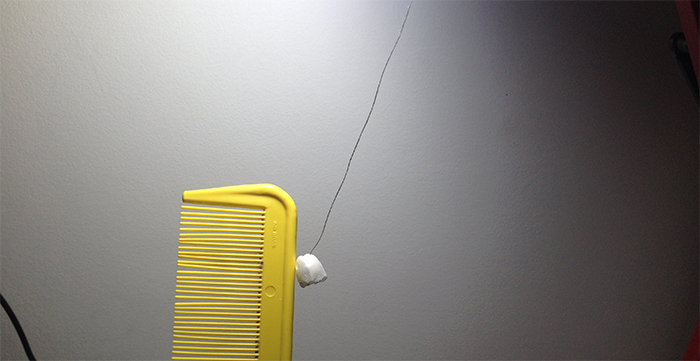 Eletricidade Estática atraindo bolinha de isopor