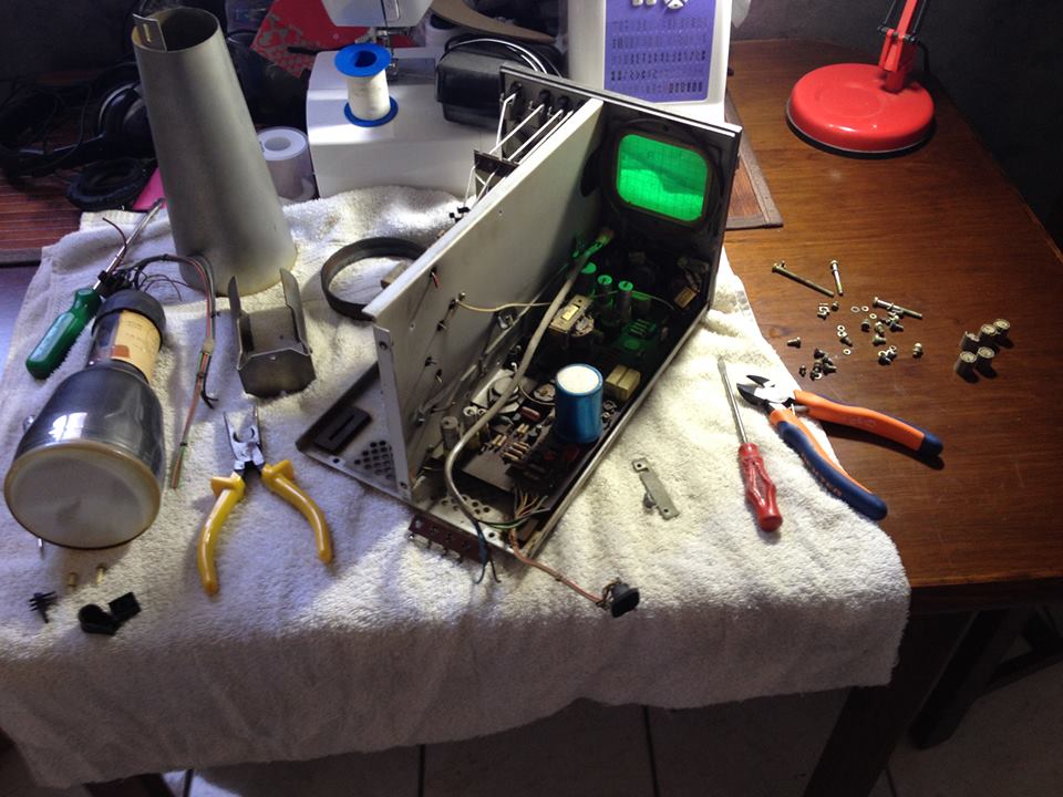 Osciloscópio desmontado na mesa da sala