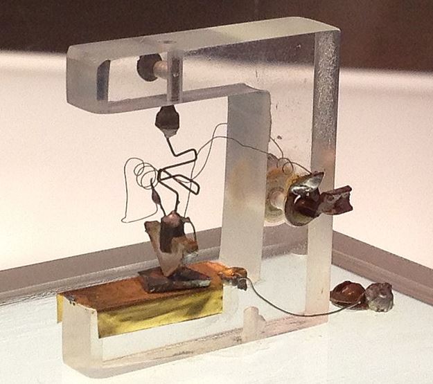 Primeiro transistor criado, construído por John Bardeen, William Shockley e Walter H. Brattain nos Bell Labs em 1947.