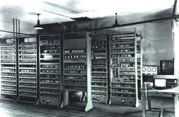Computador EDSAC em 1948. 